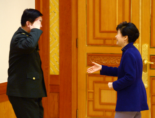 창완취안 중국 국방부장에게 경례받는 박 대통령