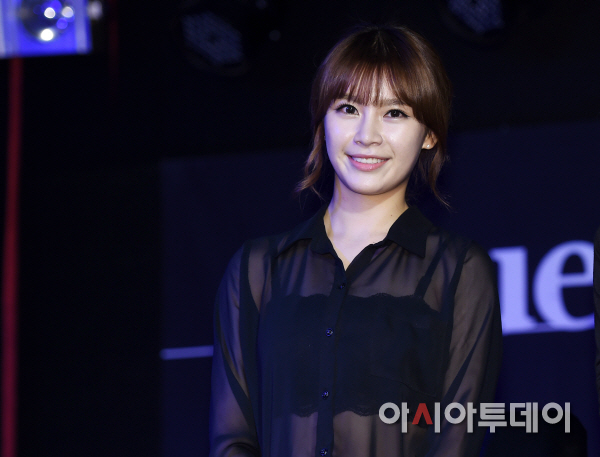 [포토]퀸비즈 이루미 ‘파릇파릇 스무살이예요’(퀸비즈 팬미팅) - 아시아투데이 [포토]퀸비즈 이루미 ‘파릇파릇 스무살이예요’(퀸비즈 팬미팅)