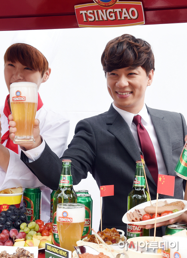 [포토]정상훈 “저는 양꼬치뿐 아니라 모든 음식에 칭따오랍니다” - 아시아투데이 [포토]정상훈 “저는 양꼬치뿐 아니라 모든 음식에... 