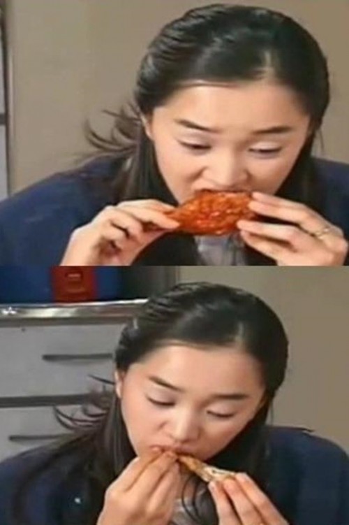 ‘구구데이’ 수애 레전드 치킨 먹방 재조명…‘통닭수애’가 탄생하던 순간 - 아시아투데이 ‘구구데이’ 수애 레전드 치킨 먹방 재조명... 