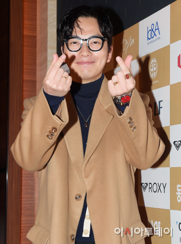 [포토]이동휘 ‘도룡이의 깜찍한 하트’(라이프스타일어워즈) - 아시아투데이 [포토]이동휘 ‘도룡이의 깜찍한 하트’(라이프스타일어워즈)