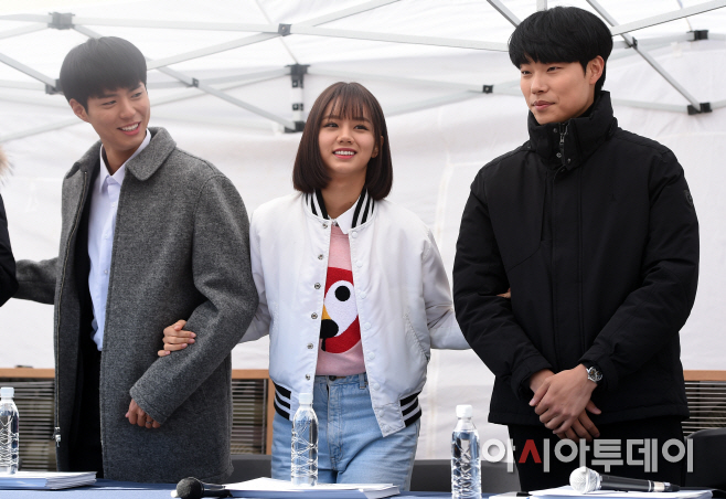 File:Park Bo-gum at a fansigning event for Reply 1988, 25