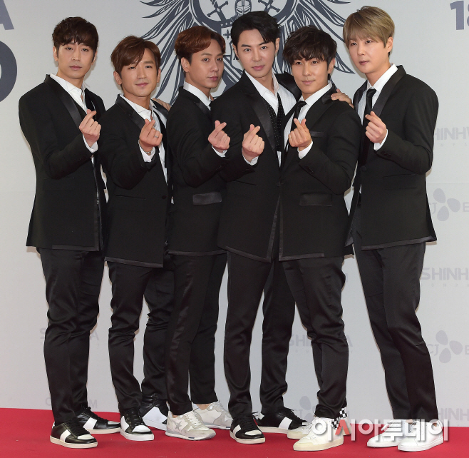 [포토]신화 “매번 찾아올 수 있는 그룹이 되겠다” - 아시아투데이 [포토]신화 “매번 찾아올 수 있는 그룹이 되겠다”