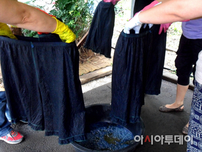 성남시, 하늘 닮은 쪽빛 자연염색 ‘내 손으로’ - 아시아투데이 성남시, 하늘 닮은 쪽빛 자연염색 ‘내 손으로’