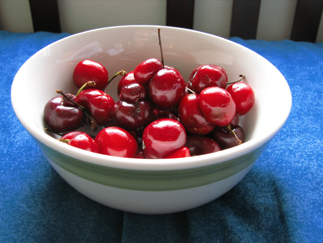 Bowl_of_cherries_with_colours_enhanced