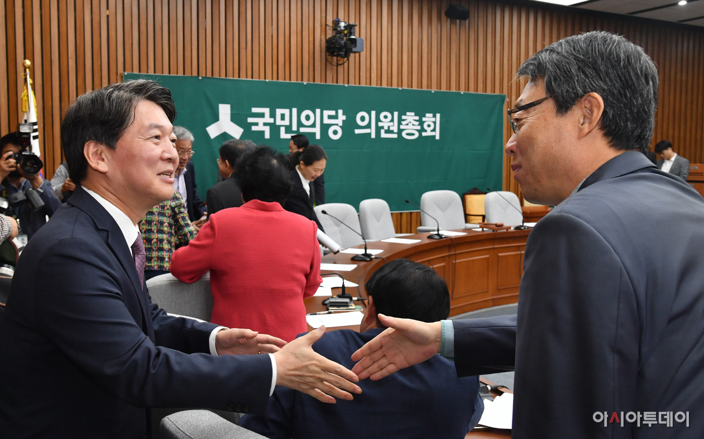 [포토] 인사 나누는 안철수-김성식 - 아시아투데이 [포토] 인사 나누는 안철수-김성식