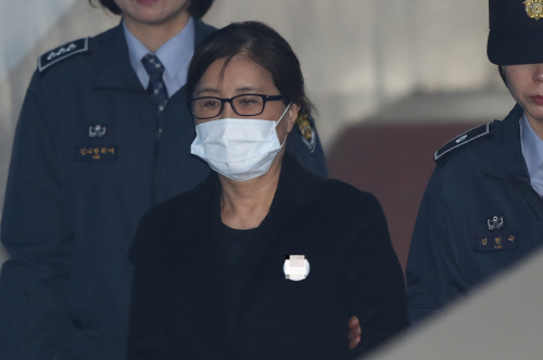 공판 출석 위해 법정 향하는 최순실