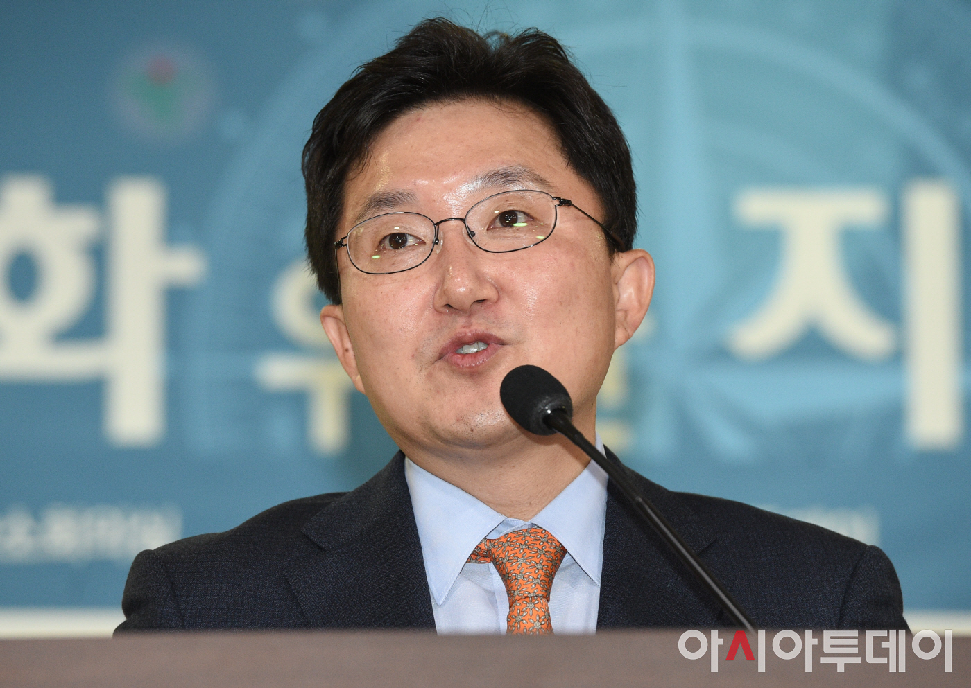 [포토]‘제5회 아시아투데이 금융포럼’ 축사하는 김용태 자유한국당 의원 - 아시아투데이 [포토]‘제5회 아시아투데이 금융포럼’ 축사하는... 