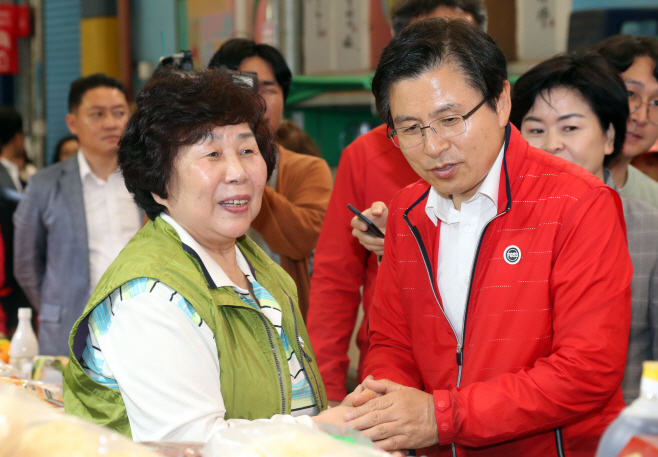제주 동문재래시장 찾은 황교안 대표<YONHAP NO-4479>