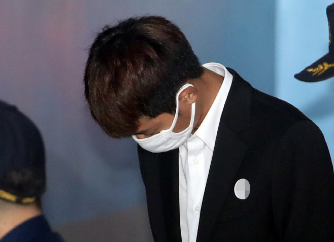고개숙인 정준영