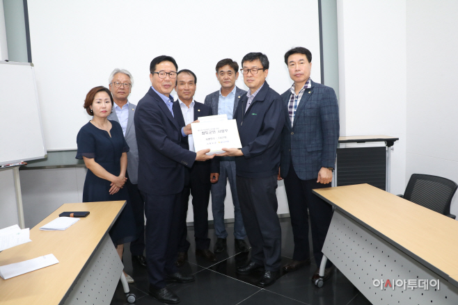 청도군의회서명서전달 (1)