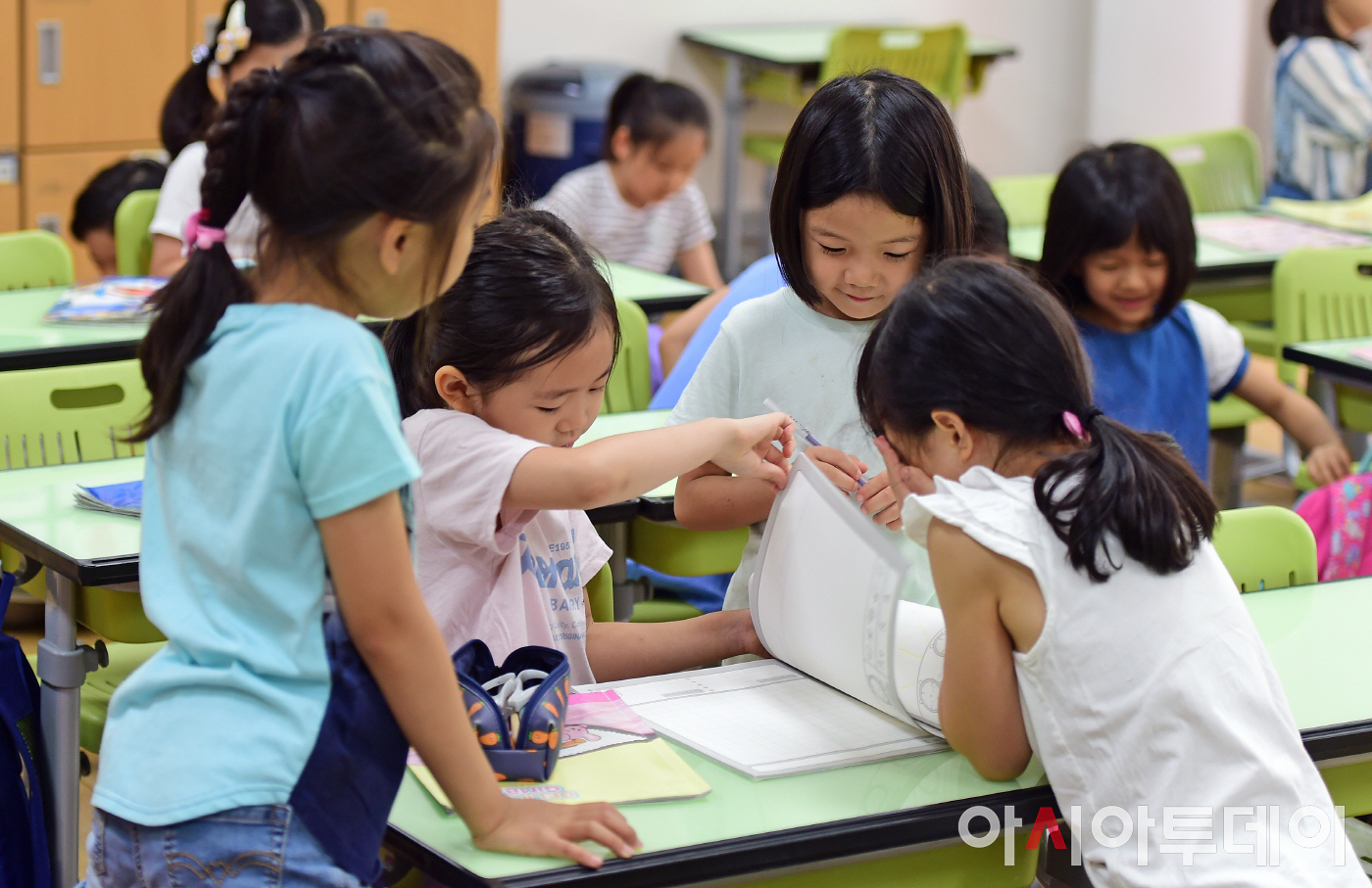 [포토] 초등학교 개학 ‘반갑다 친구야’ - 아시아투데이 [포토] 초등학교 개학 ‘반갑다 친구야’