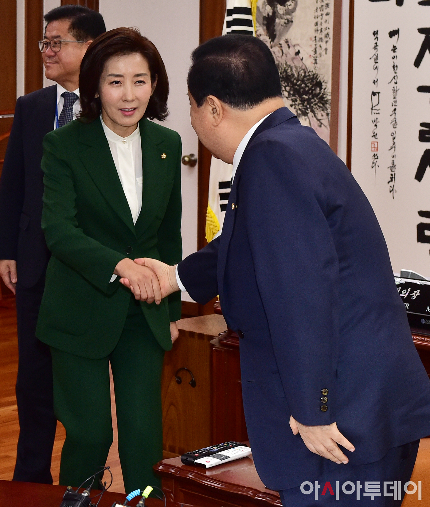 [포토] 나경원 원내대표와 악수하는 문희상 의장 - 아시아투데이 [포토] 나경원 원내대표와 악수하는 문희상 의장