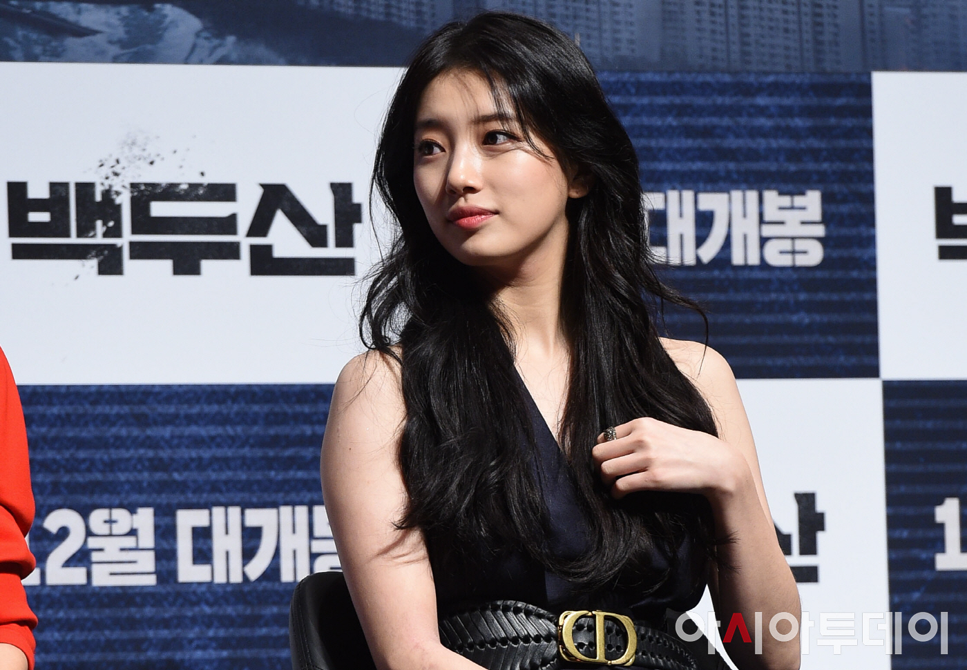 [포토]수지, ‘오늘은 배우 배수지’ - 아시아투데이 [포토]수지, ‘오늘은 배우 배수지’