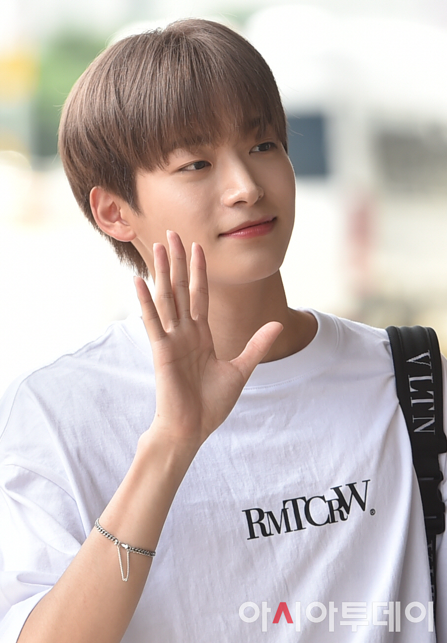 미소머금고 이미지