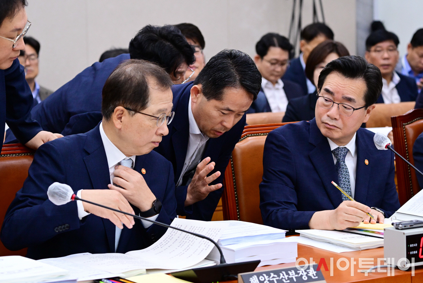 포토 보고 받는 조승환 해양수산부 장관과 정황근 농림축산식품부 장관 아시아투데이