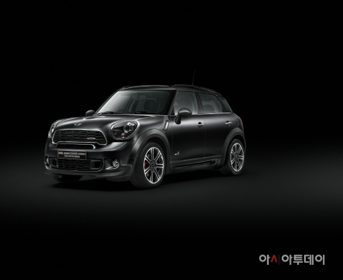 MINI 존 쿠퍼 웍스(JCW) 컨트리맨 프로즌 블랙 에디션
