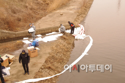 포승공단 수로에 기름 유출