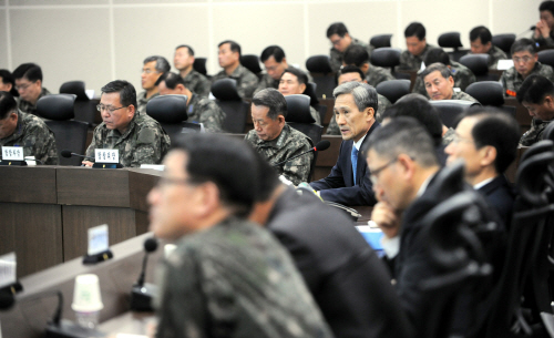 김관진 장관, '완벽한 작전태세 유지 강조'