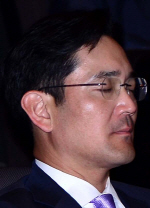 눈 감은 이재용 부회장