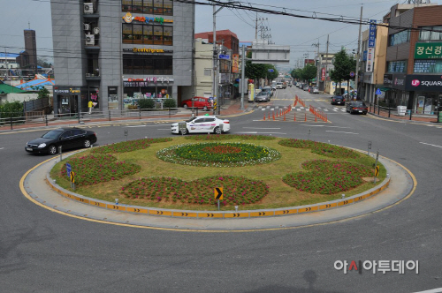 예산군은_주교오거리_회전교차로에_4000본의_꽃을_심었다