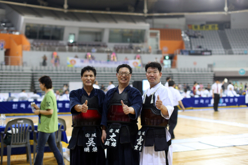 태범석 국립한경대학교 총장 검도대회 출전