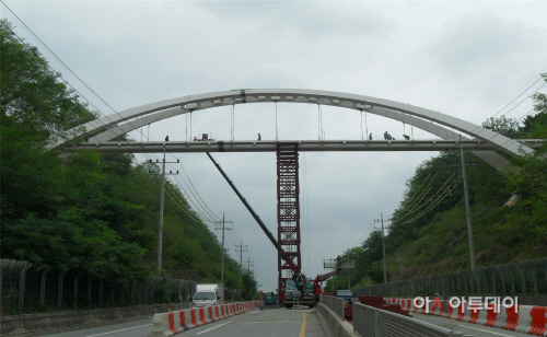 1여주시 황학산 등산로 보도육교, 웅장한 모습 드러내