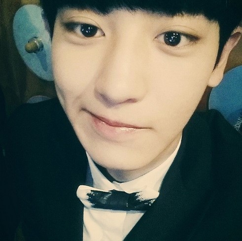 exo灿烈超近撇嘴微笑自拍"阳光萌美男"