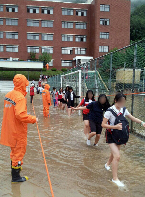 학교 침수로 대피하는 학생들