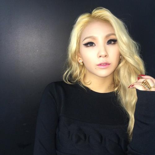 2ne1cl强烈视觉时尚潮人范儿浓妆黄发黑色背景