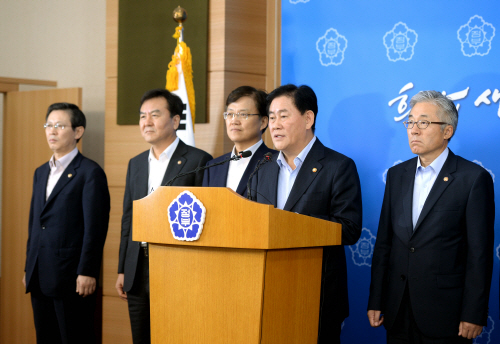 최경환 부총리, '민생-경제활성화 법안 처리 촉구'