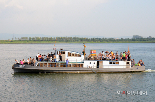 위화도 둘러 보는 북한 유람선