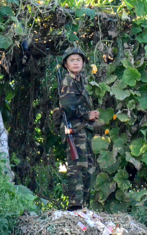착검한 채 보초 서는 군인