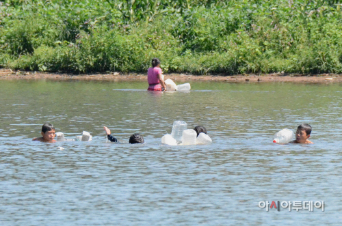 패트병 튜드를 타는 어린이들