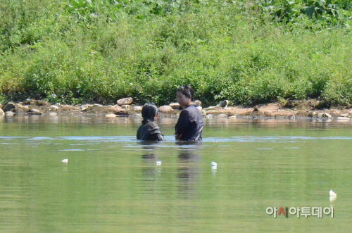 군복 입은 채 물에 뛰어든 북한여군