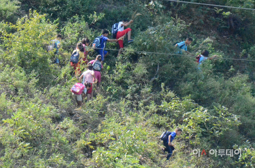 하교길의 북한 아이들