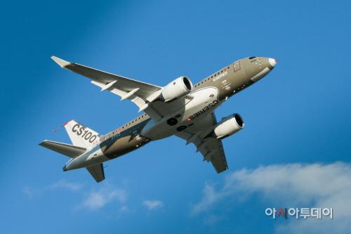 Bombardier-CSeries-Aircraft-Back-in-the-Air_2