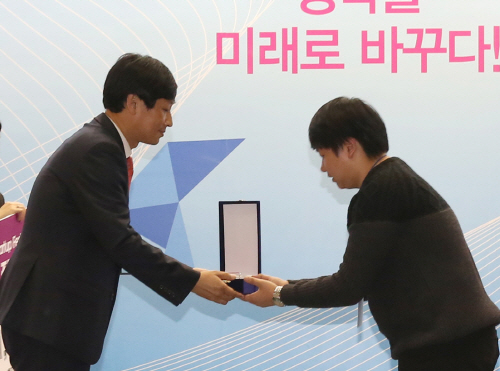 [사진1]상명대 벤처기업협회장상 수상장면