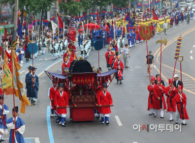 구리동구릉문화제 왕의 행차 어가행렬(2013년 행사 사진)