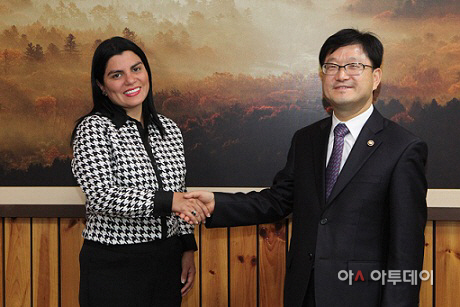 신원섭 산림청장(오른쪽)