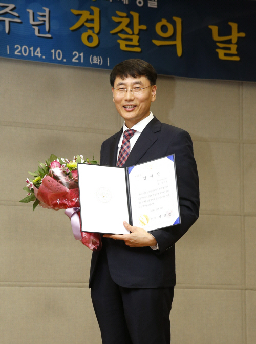 경찰청장 감사패 수상 신이철 교수님 1