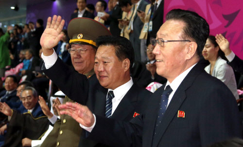 [인천AG]북한 선수단 향해 손 흔드는 북한 고위 인사들