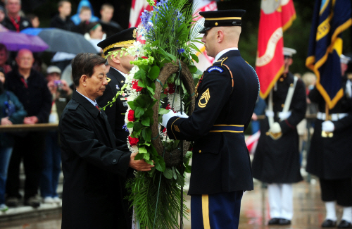 알링턴국립묘지서 헌화하는 한민구 국방장관
