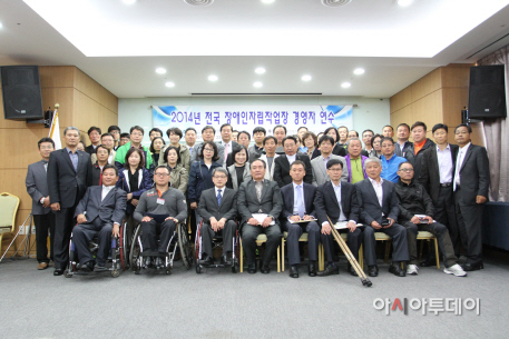 연수_참가자들이_기념촬영을_하고_있다.