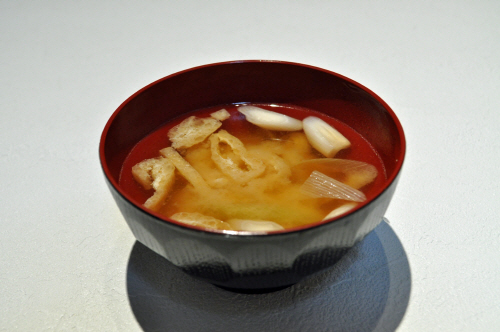 Green_onion_and_deep-fried_bean_curd_miso_soup