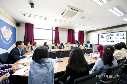 사진. 경희사이버대학교 대학원에서 화상강의가 진행중이다.