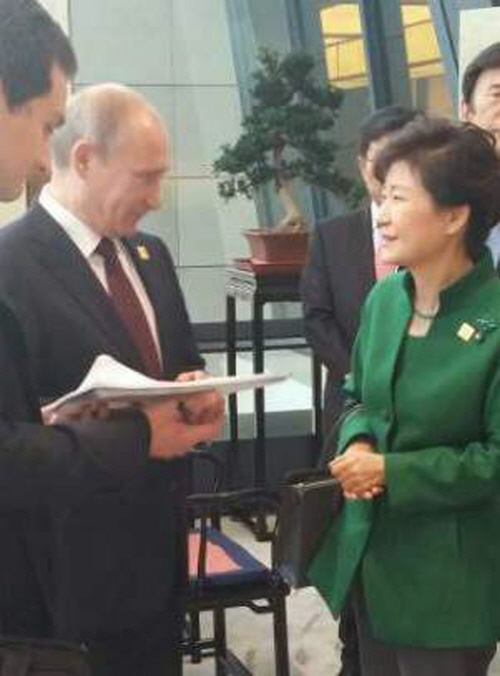 <고침> 대화 나누는 박근혜 대통령과 푸틴 대통령