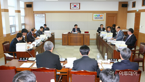 강원도의회, 전국 첫 고교 무상급식 '없던 일'