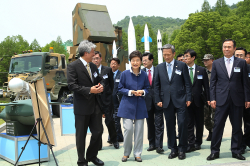 국방과학연구소 방문한 박근혜 대통령