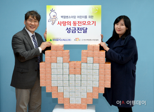 (자료사진) 사랑의저금통 성금전달